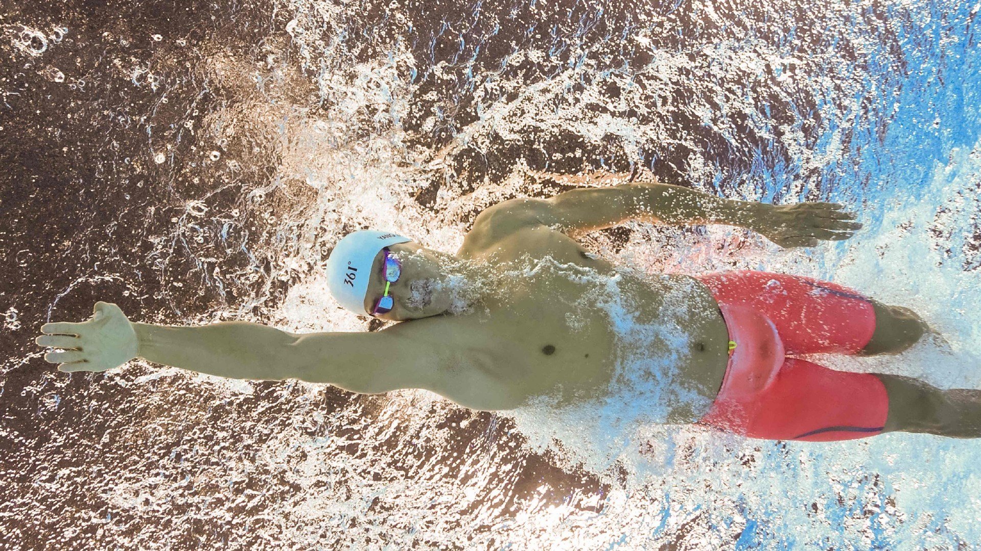 赛道上的独舞者，莱奥在F1街道赛之夜的持续杀伤艺术