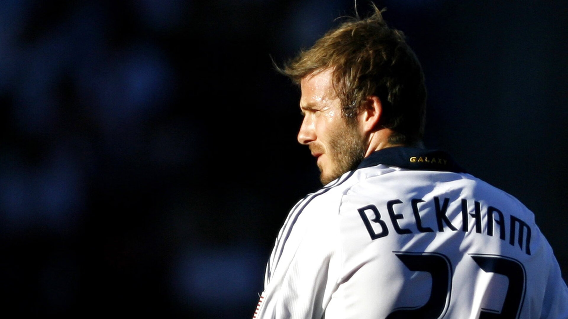 德甲争冠战焦点战，活塞完胜开拓者，体育世界的平行叙事